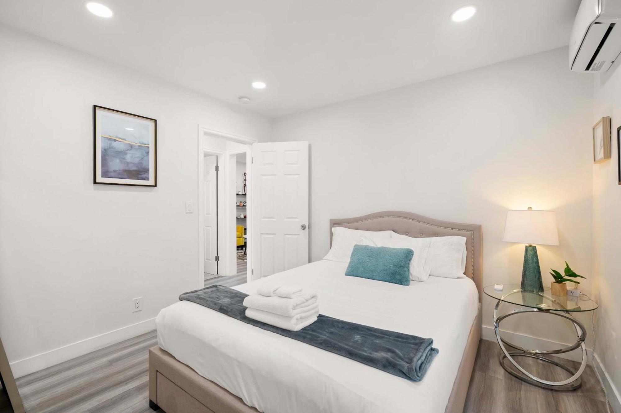 New Renovated 2B2B Apt Self Checkin Free Parking 1 패서디나 외부 사진