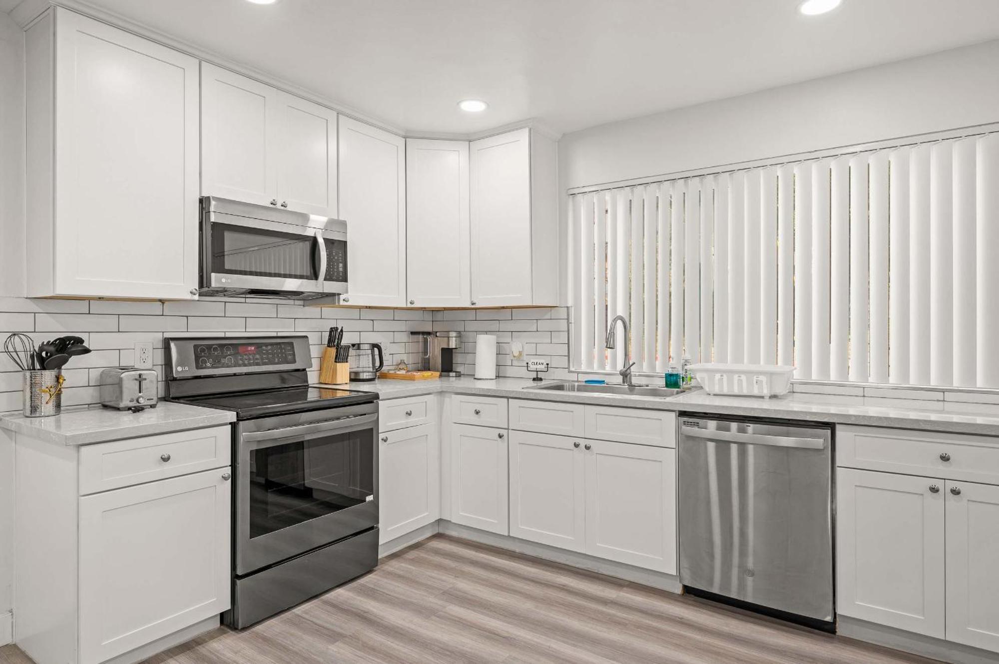 New Renovated 2B2B Apt Self Checkin Free Parking 1 패서디나 외부 사진