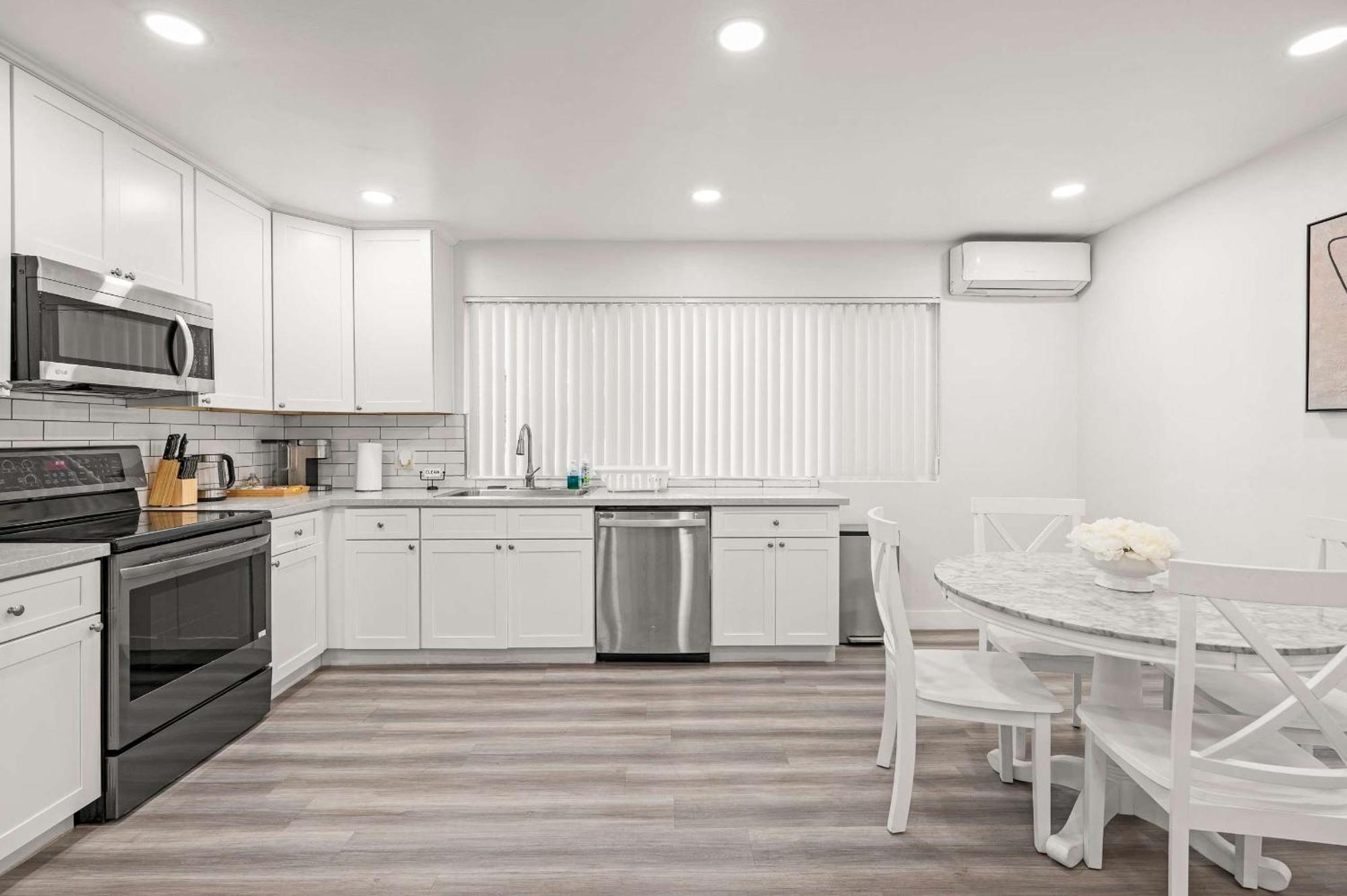 New Renovated 2B2B Apt Self Checkin Free Parking 1 패서디나 외부 사진